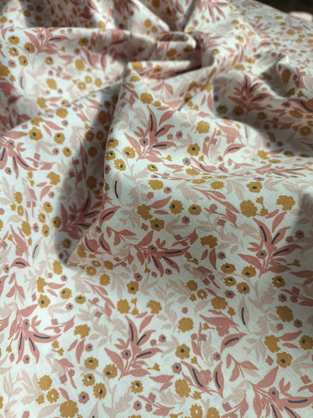 Tissu coton - petites fleurs roses et moutardes - Oeko tex - par 50 centimètres