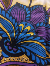 Charger l&#39;image dans la galerie, Tissu wax java gold - fleurs bleues et violettes aux détails dorés - par 50 centimètres
