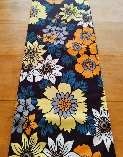 6 yards (5m40) - fleurs corail, jaunes, blanches fond bleu nuit